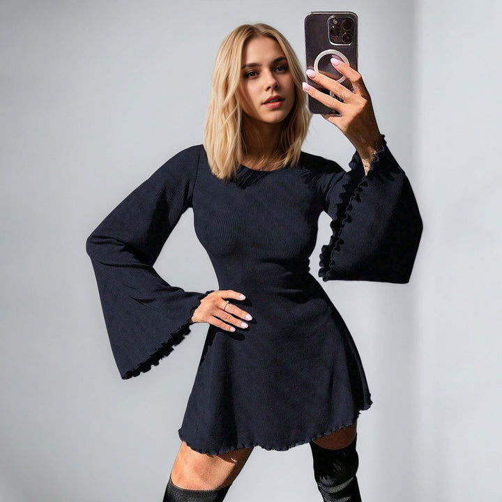 Kvinnor casual mini klänning med voluminösa klockärmar och feminin silhuett Mirla-Eva Jonsson