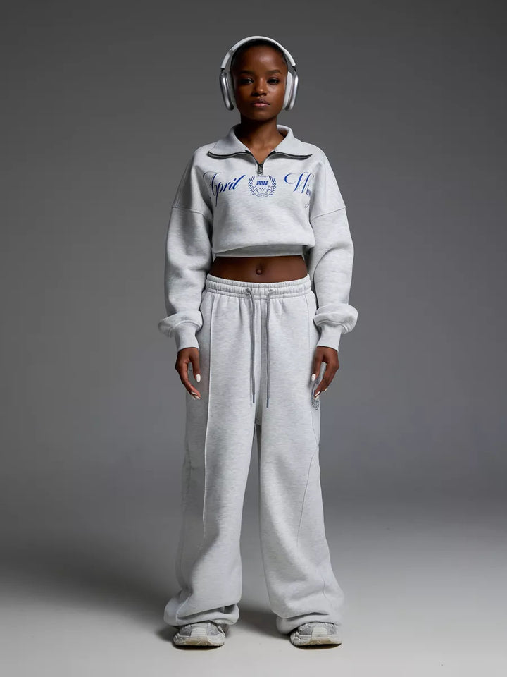 Kvinnor croppad sweatshirt och breda joggers set Mirla-Eva Jonsson