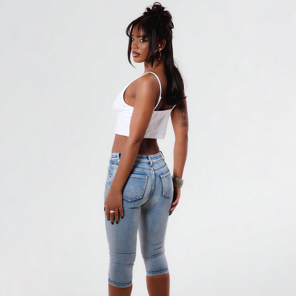 Kvinnor cropped top med dekorativa spännen och v-form-Eva Jonsson