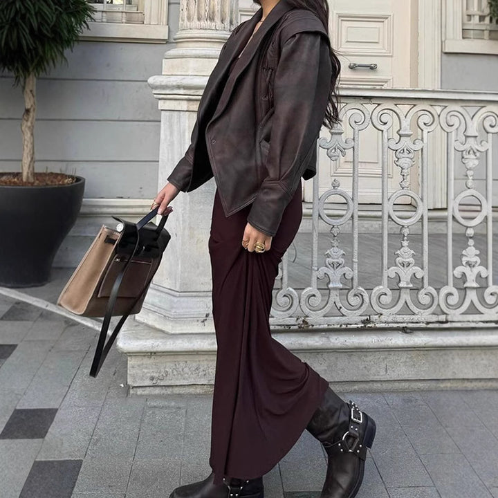 Kvinnor designer läderblazer med bälte och dekorativa snöringsdetaljer Mirla-Eva Jonsson