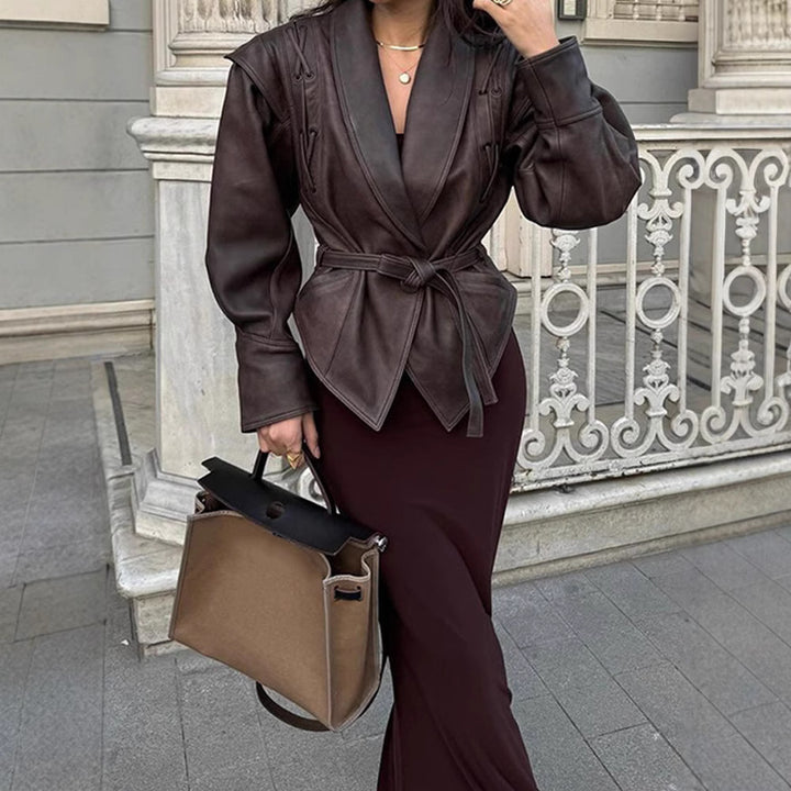 Kvinnor designer läderblazer med bälte och dekorativa snöringsdetaljer Mirla-Eva Jonsson