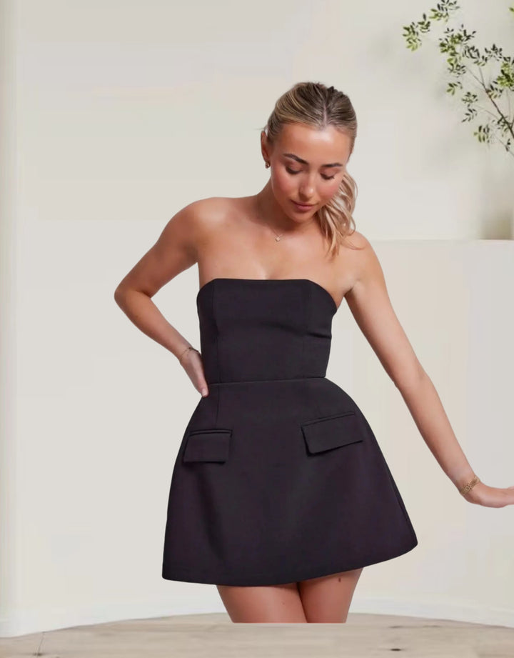 Kvinnor elegant bandeau-klänning med strukturerad kjol och praktiska fickor Mirla-Eva Jonsson