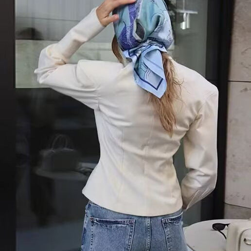 Kvinnor elegant blazer med djup V-hals och dekorativa knappar Mirla-Eva Jonsson