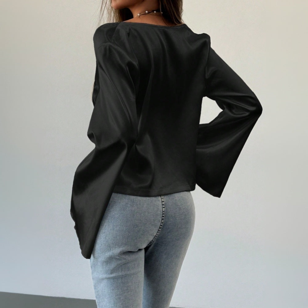 Kvinnor elegant blus med djup V-ringning och avslappnad knutdetalj Mirla-Eva Jonsson