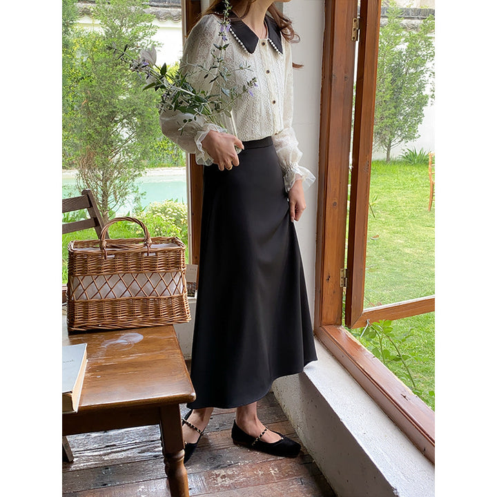Kvinnor elegant blus med spetskrage och dekorativa knappdetaljer Mirla-Eva Jonsson