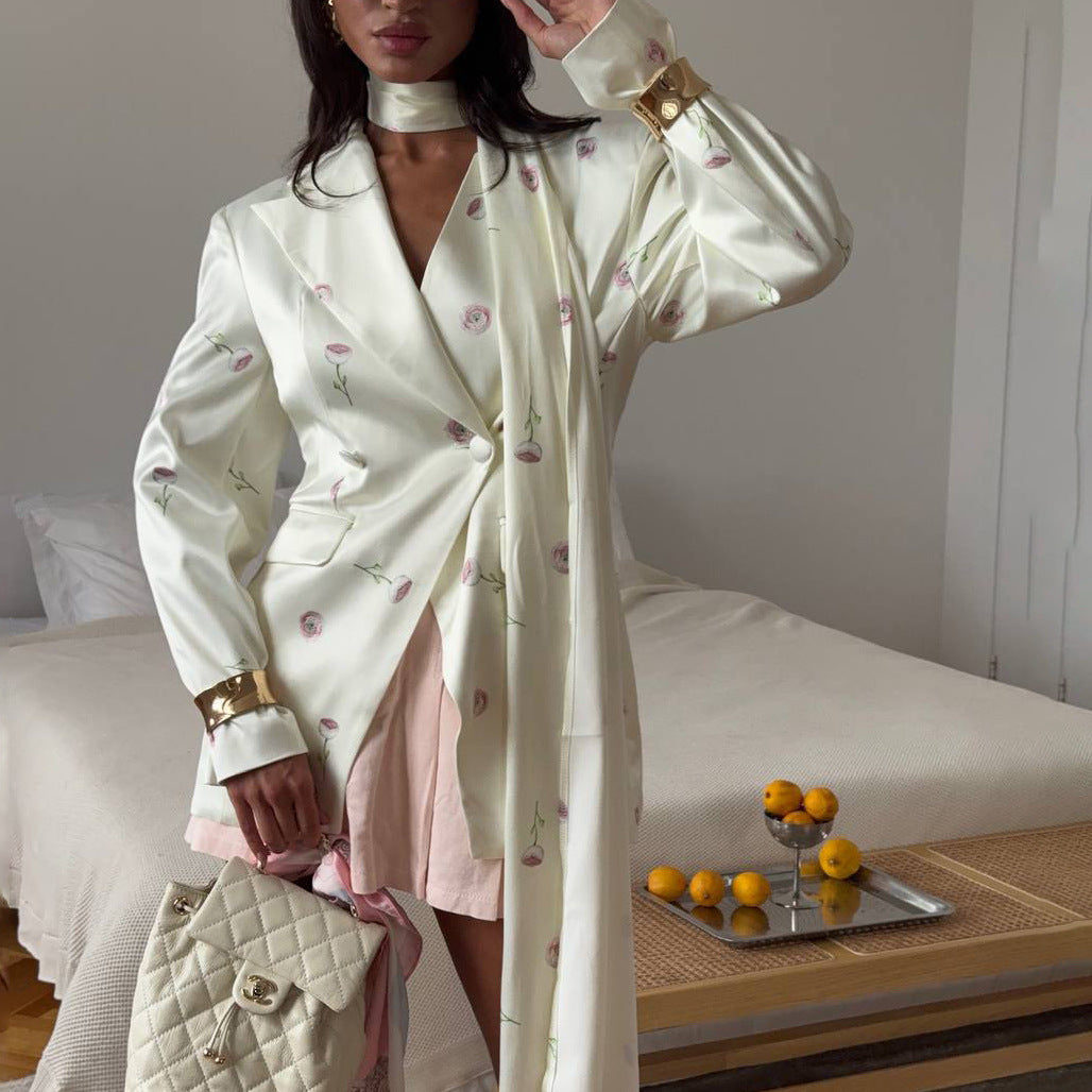 Kvinnor elegant kavaj med blommönster och choker Mirla-Eva Jonsson