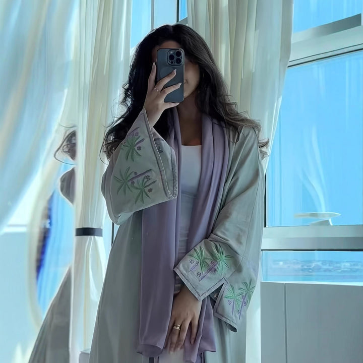 Kvinnor elegant kimono med fina broderidetaljer Mirla-Eva Jonsson