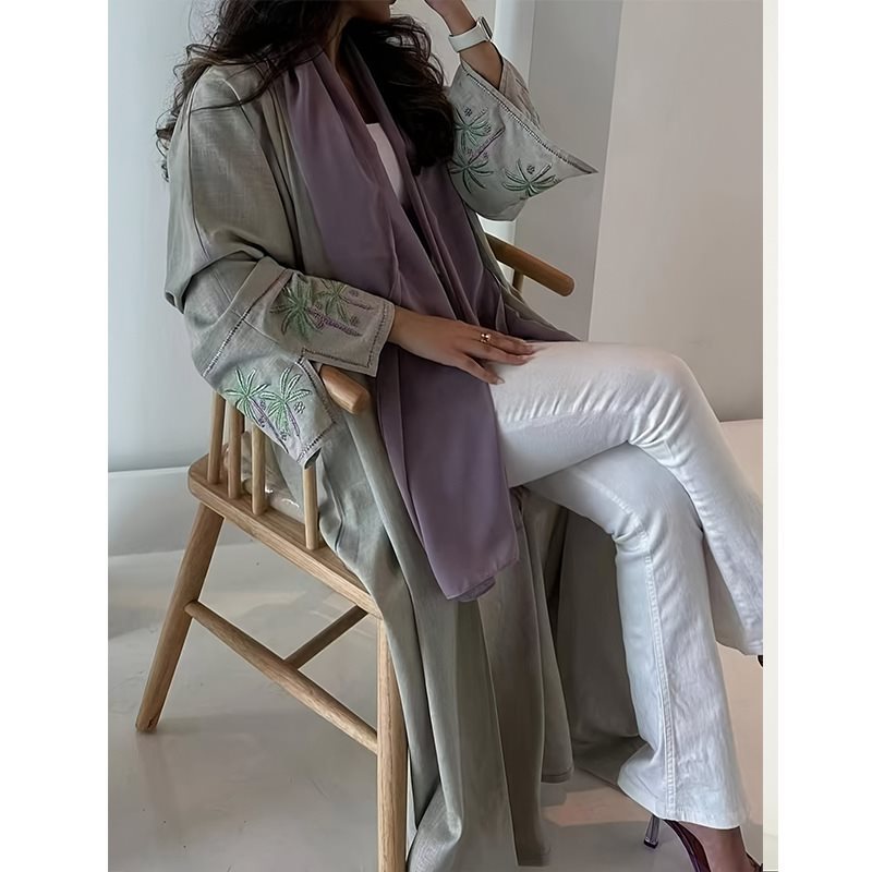 Kvinnor elegant kimono med fina broderidetaljer Mirla-Eva Jonsson
