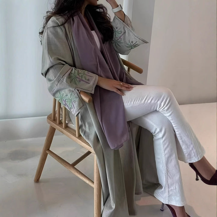 Kvinnor elegant kimono med fina broderidetaljer Mirla-Eva Jonsson