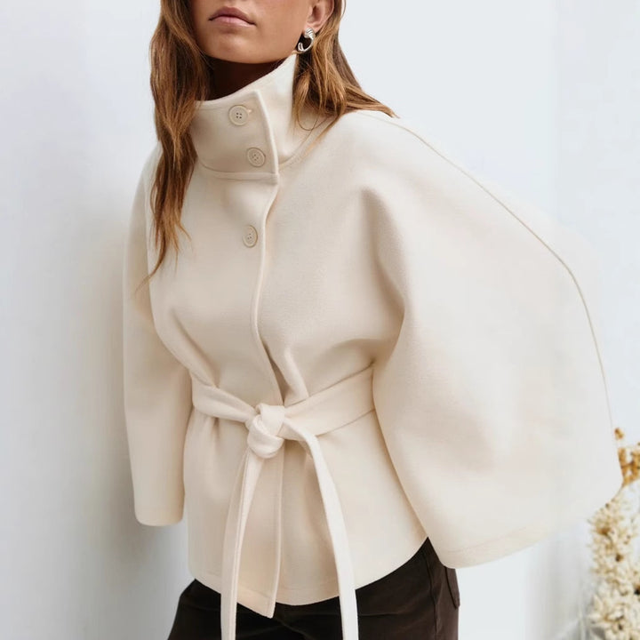 Kvinnor elegant kort kappa med asymmetrisk skärning och midjebälte Mirla-Eva Jonsson