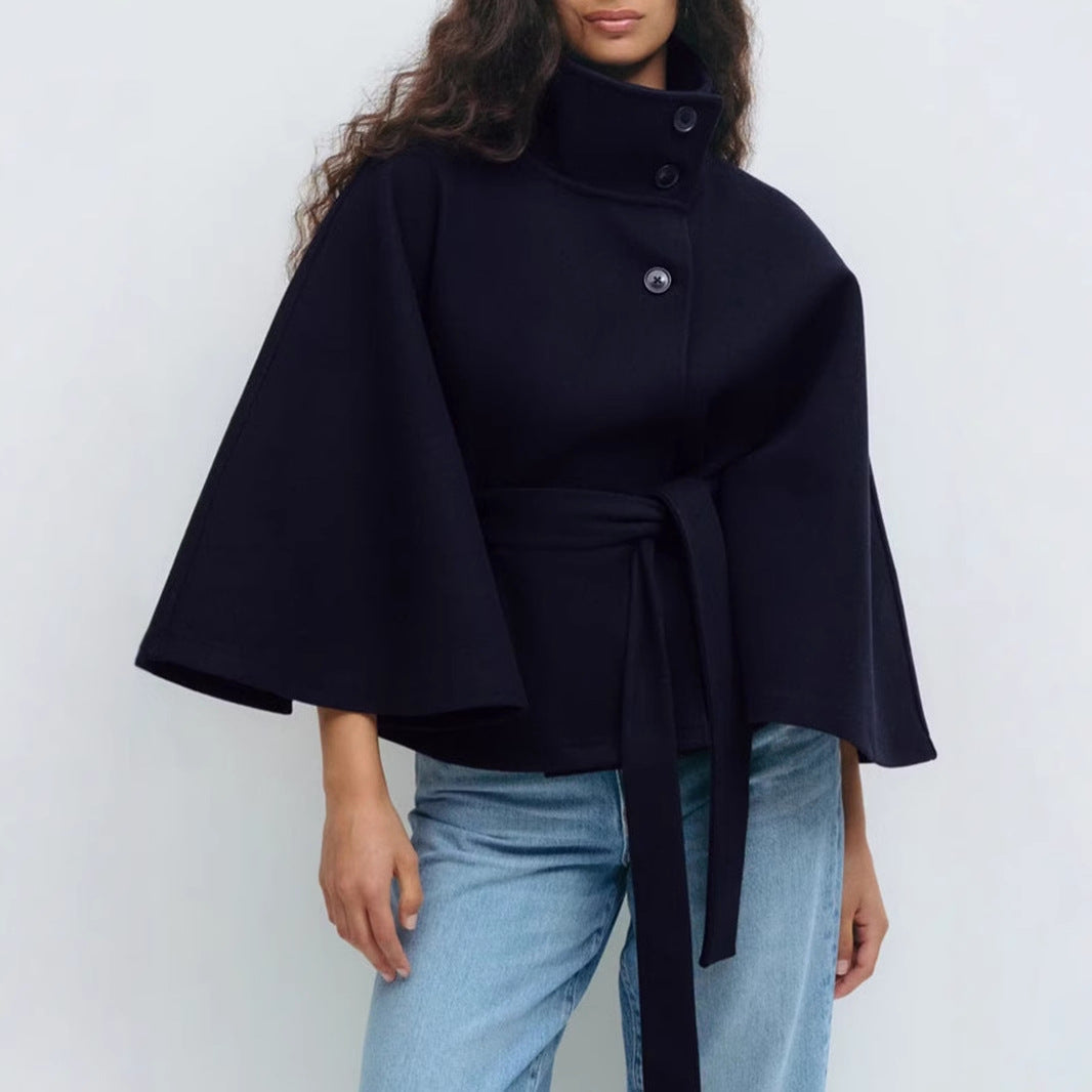 Kvinnor elegant kort kappa med asymmetrisk skärning och midjebälte Mirla-Eva Jonsson