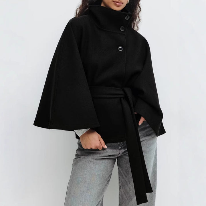 Kvinnor elegant kort kappa med asymmetrisk skärning och midjebälte Mirla-Eva Jonsson