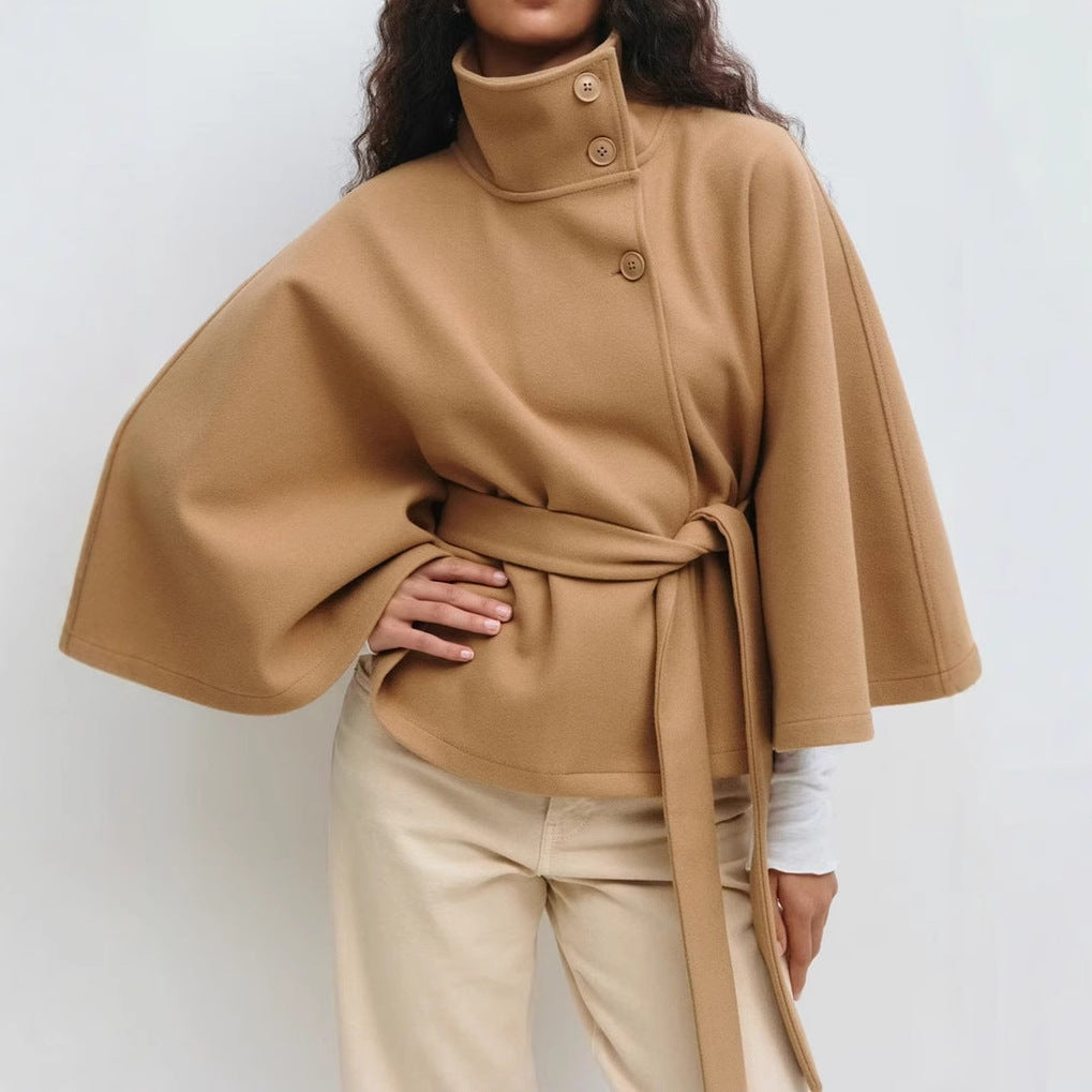 Kvinnor elegant kort kappa med asymmetrisk skärning och midjebälte Mirla-Eva Jonsson