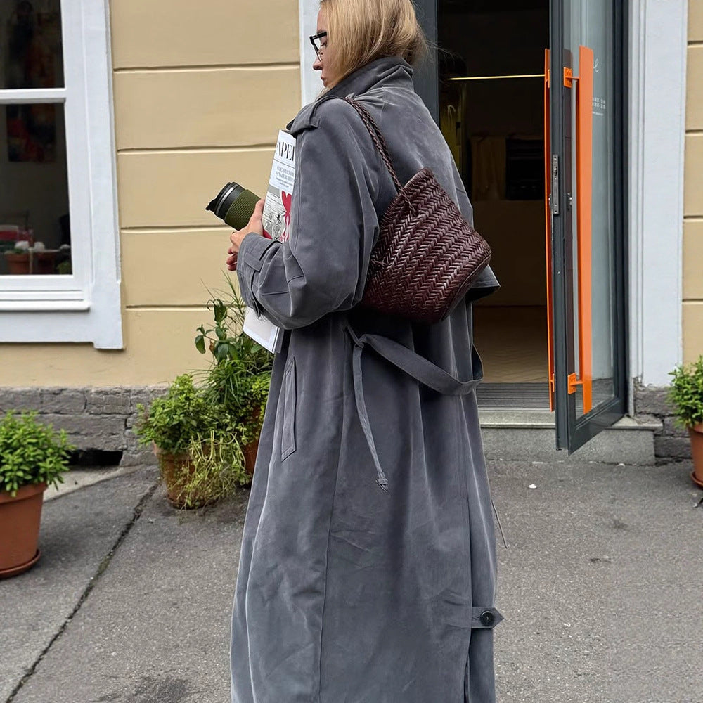 Kvinnor elegant lång trenchcoat med strukturerad design och bred krage Eva Jonsson-Eva Jonsson