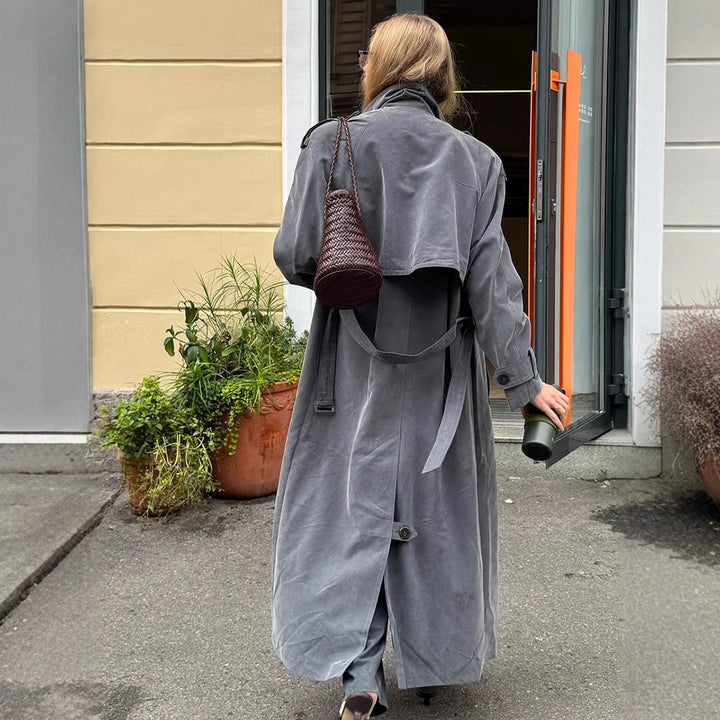 Kvinnor elegant lång trenchcoat med strukturerad design och bred krage Eva Jonsson-Eva Jonsson