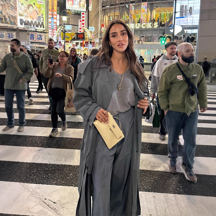 Kvinnor elegant lång trenchcoat med strukturerad design och bred krage Eva Jonsson-Eva Jonsson