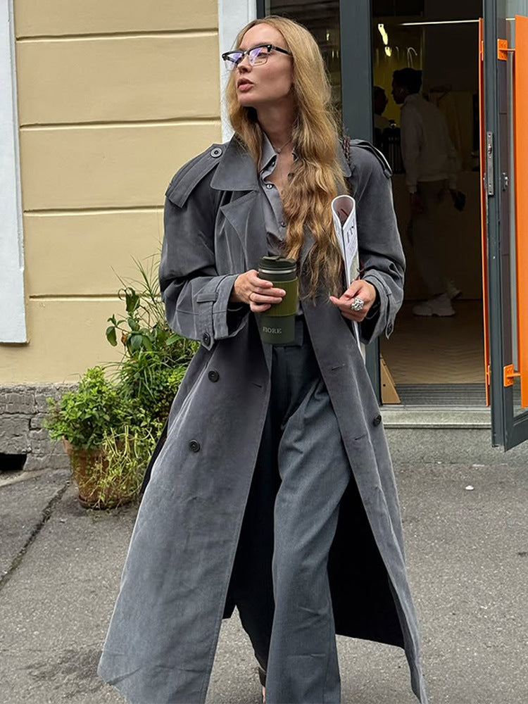 Kvinnor elegant lång trenchcoat med strukturerad design och bred krage Eva Jonsson-Eva Jonsson