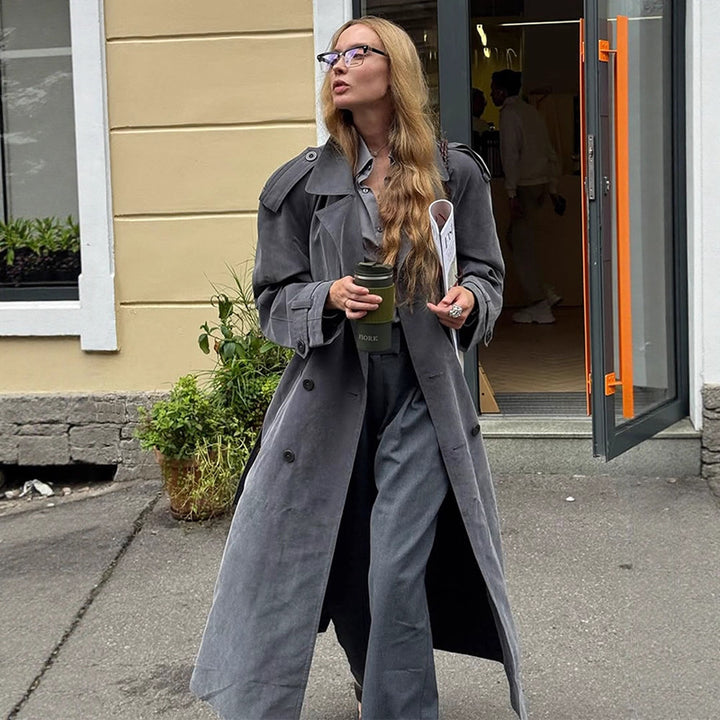 Kvinnor elegant lång trenchcoat med strukturerad design och bred krage Eva Jonsson-Eva Jonsson