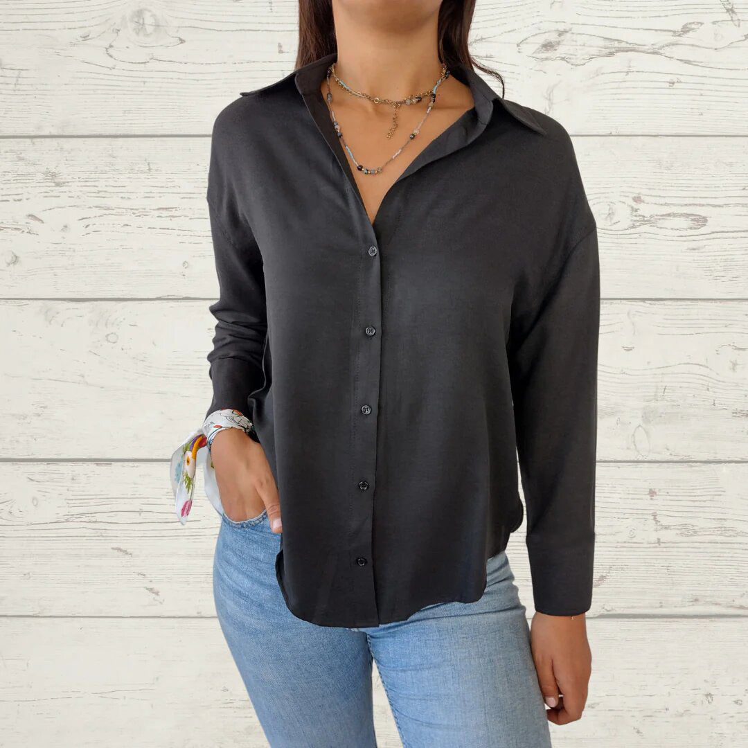 Kvinnor elegant långärmad blus med fint tyg och feminina detaljer Mirla-Eva Jonsson