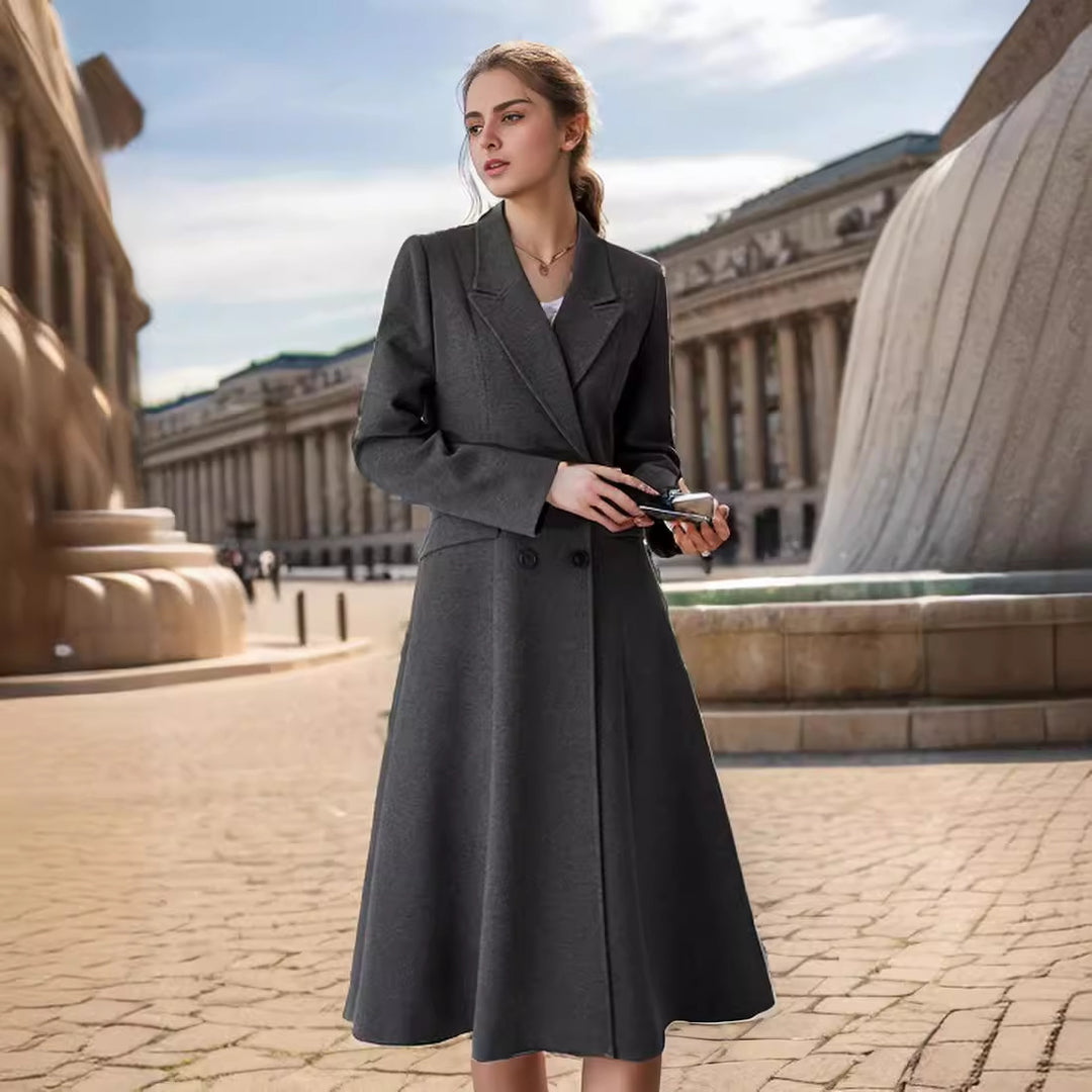 Kvinnor elegant maxikappa med dubbel knapprad och vid svängande kjol Mirla-Eva Jonsson