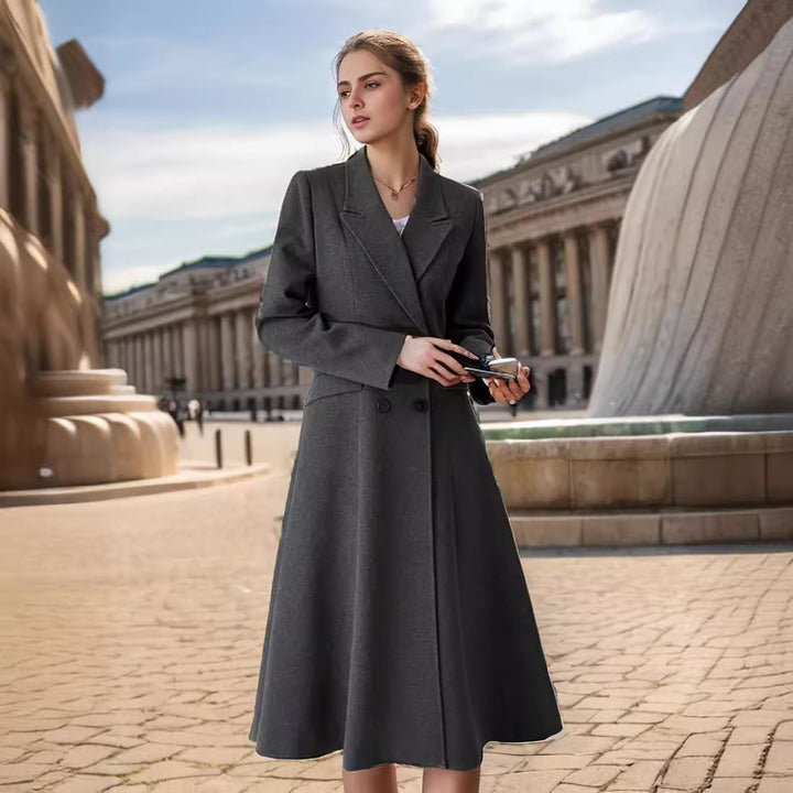 Kvinnor elegant maxikappa med dubbel knapprad och vid svängande kjol Mirla-Eva Jonsson