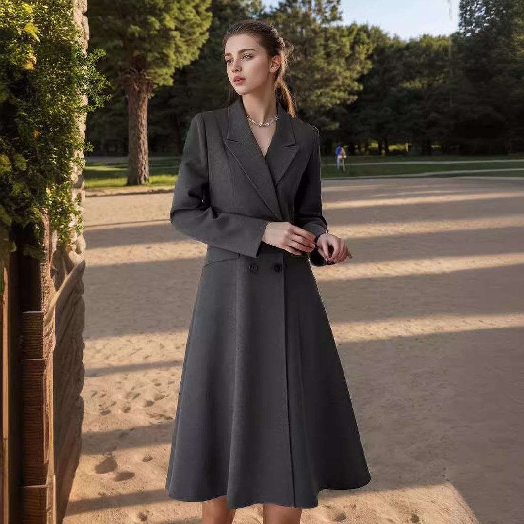 Kvinnor elegant maxikappa med dubbel knapprad och vid svängande kjol Mirla-Eva Jonsson