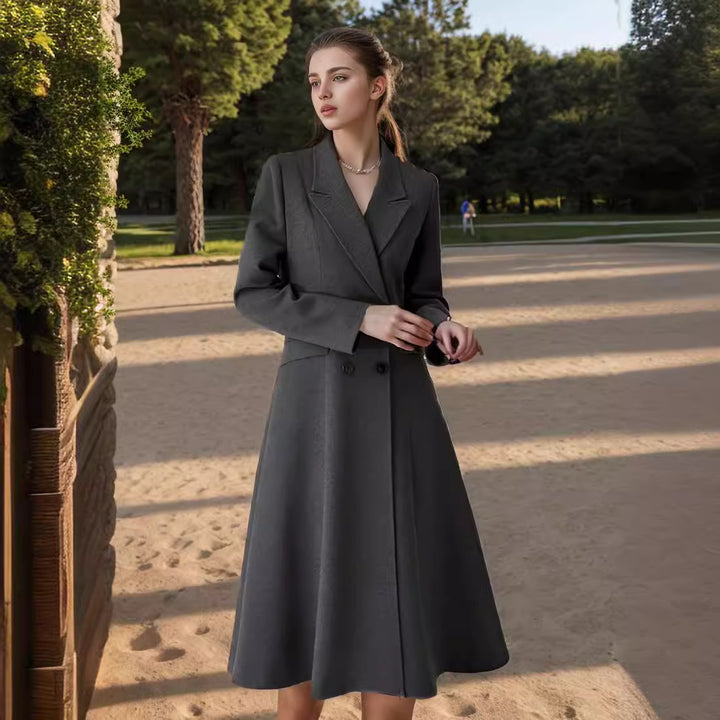 Kvinnor elegant maxikappa med dubbel knapprad och vid svängande kjol Mirla-Eva Jonsson