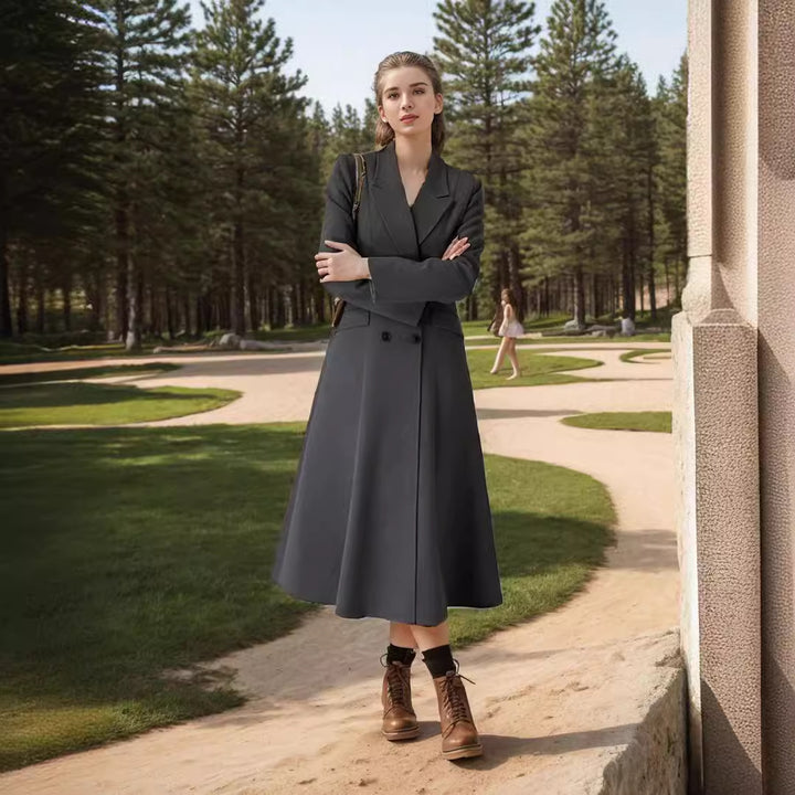 Kvinnor elegant maxikappa med dubbel knapprad och vid svängande kjol Mirla-Eva Jonsson