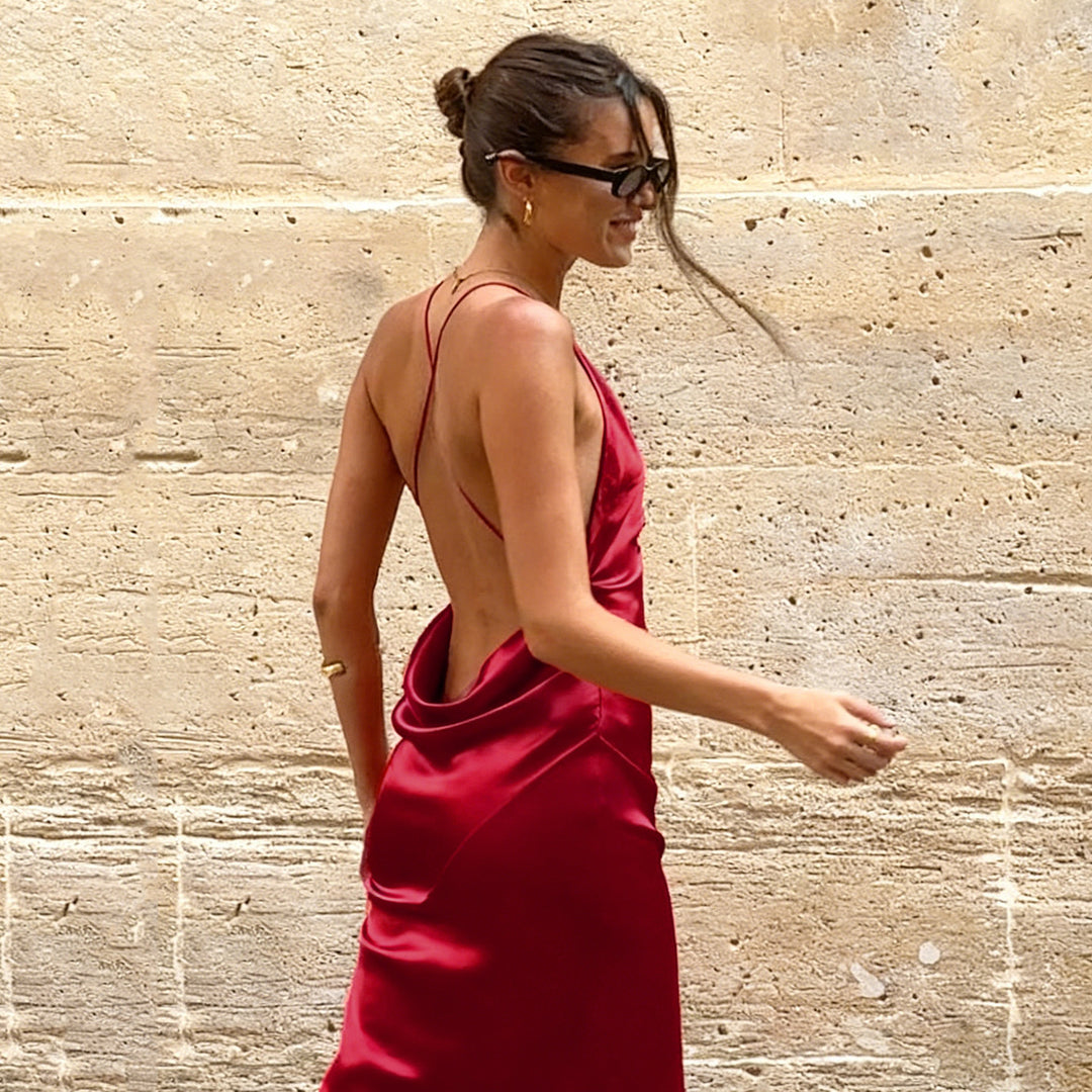 Kvinnor elegant maxiklänning med djup V-ringning och flödande tyg Mirla-Eva Jonsson