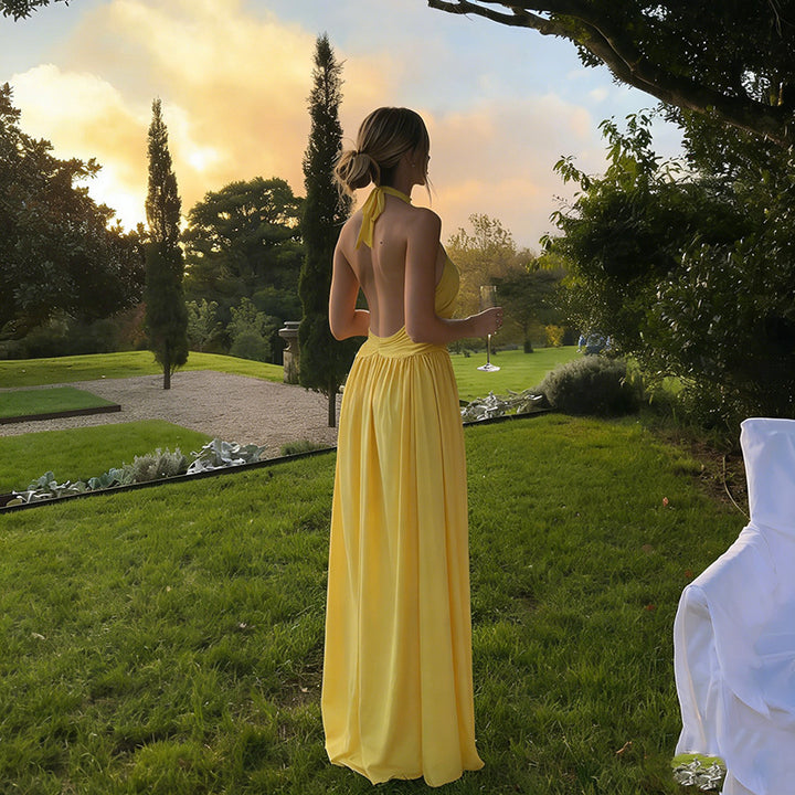 Kvinnor elegant maxiklänning med hög krage silhuett och flödande tyg Mirla-Eva Jonsson