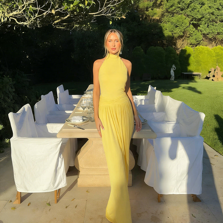 Kvinnor elegant maxiklänning med hög krage silhuett och flödande tyg Mirla-Eva Jonsson