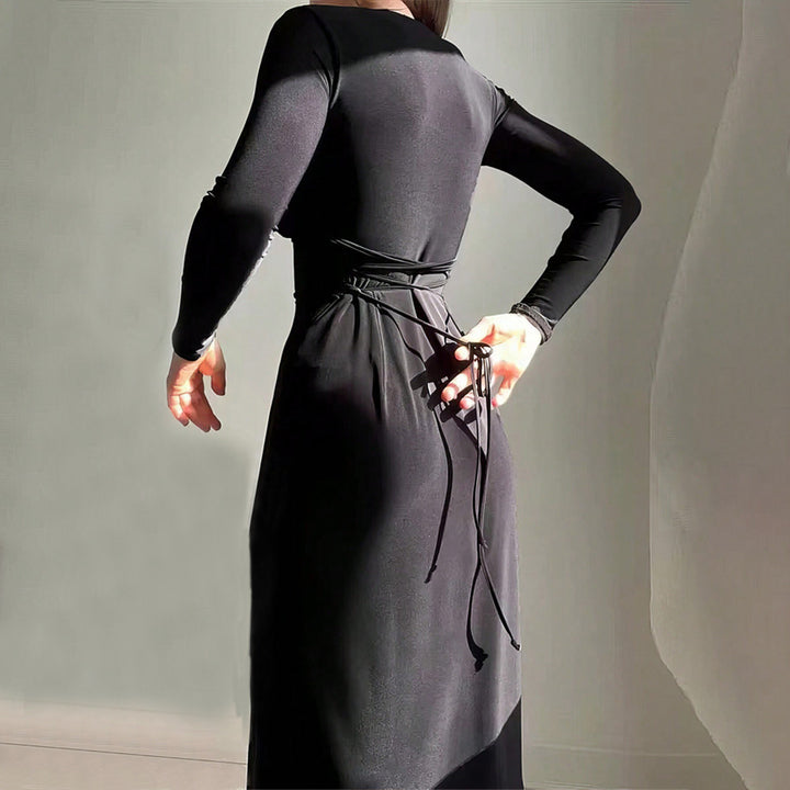 Kvinnor elegant midi klänning med djup V-hals och lång ärm Mirla-Eva Jonsson