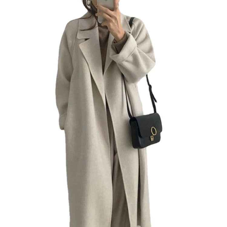 Kvinnor elegant och avslappnad trenchcoat med stor krage Mirla-Eva Jonsson
