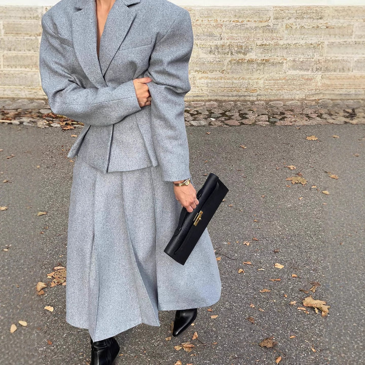 Kvinnor elegant och modernt kostymset med figursydd blazer och svängande kjol Mirla-Eva Jonsson