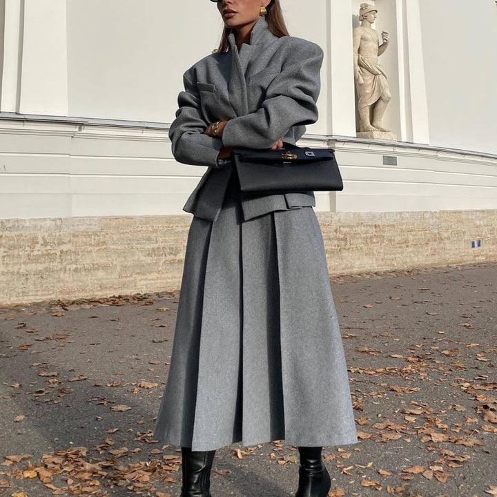 Kvinnor elegant och modernt kostymset med figursydd blazer och svängande kjol Mirla-Eva Jonsson