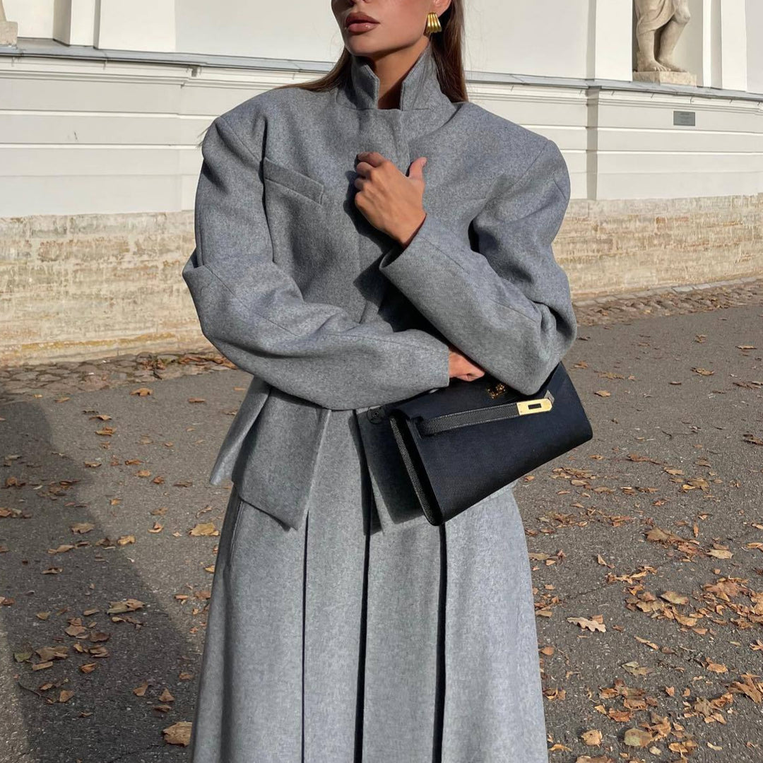Kvinnor elegant och modernt kostymset med figursydd blazer och svängande kjol Mirla-Eva Jonsson