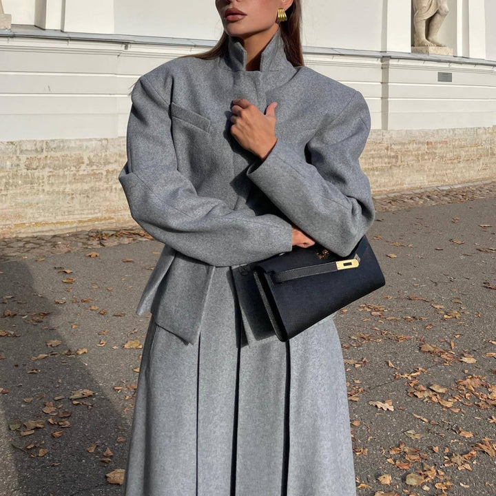 Kvinnor elegant och modernt kostymset med figursydd blazer och svängande kjol Mirla-Eva Jonsson