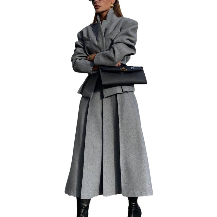 Kvinnor elegant och modernt kostymset med figursydd blazer och svängande kjol Mirla-Eva Jonsson