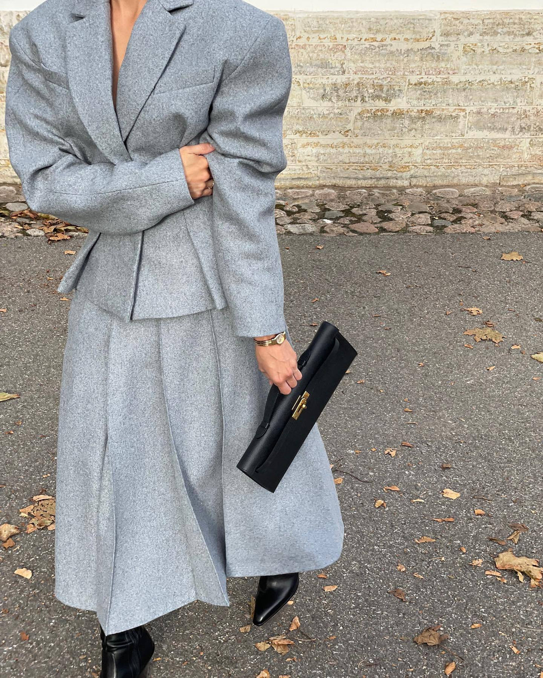 Kvinnor elegant och modernt kostymset med figursydd blazer och svängande kjol Mirla-Eva Jonsson