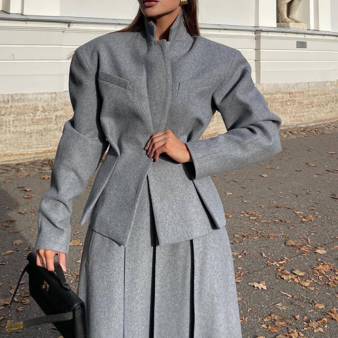 Kvinnor elegant och modernt kostymset med figursydd blazer och svängande kjol Mirla-Eva Jonsson