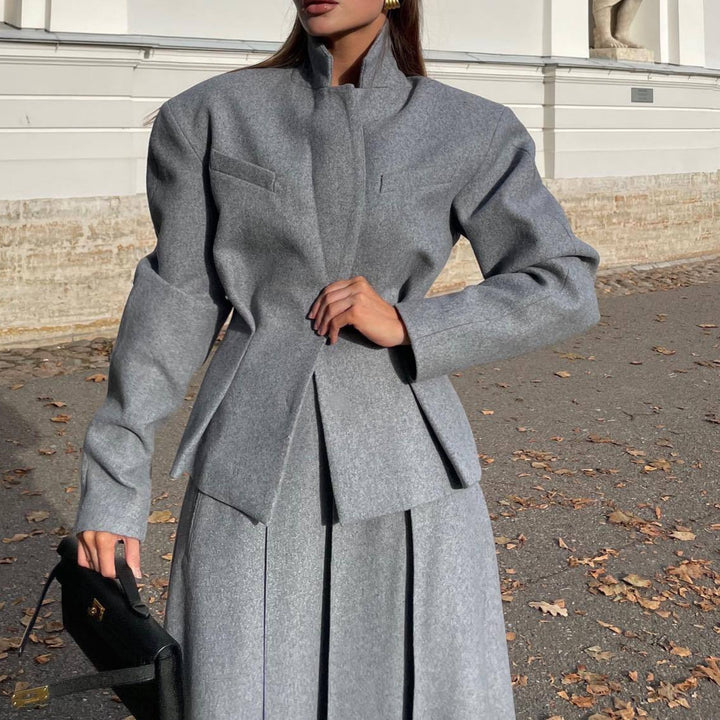 Kvinnor elegant och modernt kostymset med figursydd blazer och svängande kjol Mirla-Eva Jonsson