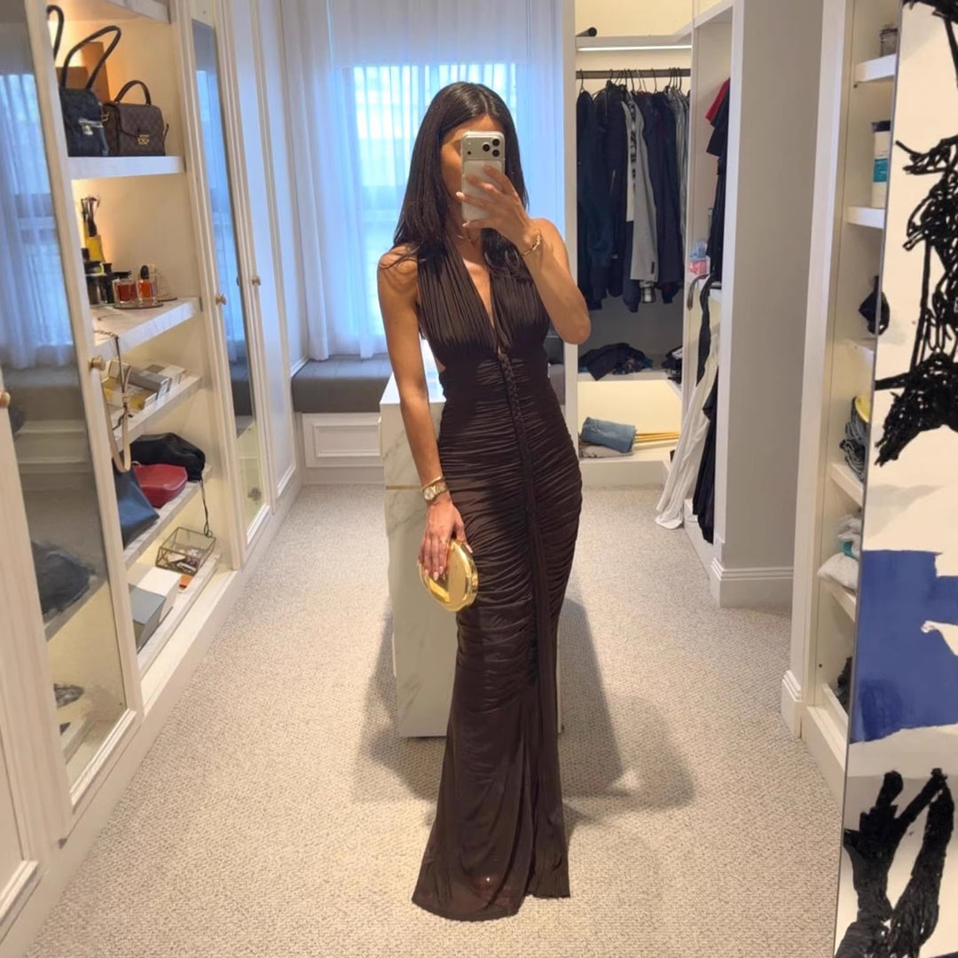 Kvinnor elegant off-shoulder aftonklänning med raffinerad drapering och djupt urtagning Mirla-Eva Jonsson