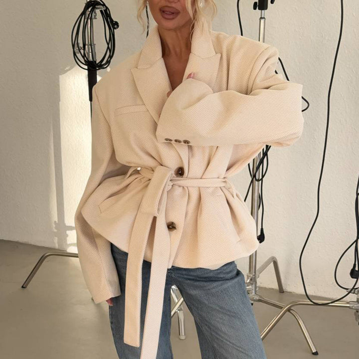 Kvinnor elegant oversized blazer med figursydd passform och knytbälte Mirla-Eva Jonsson