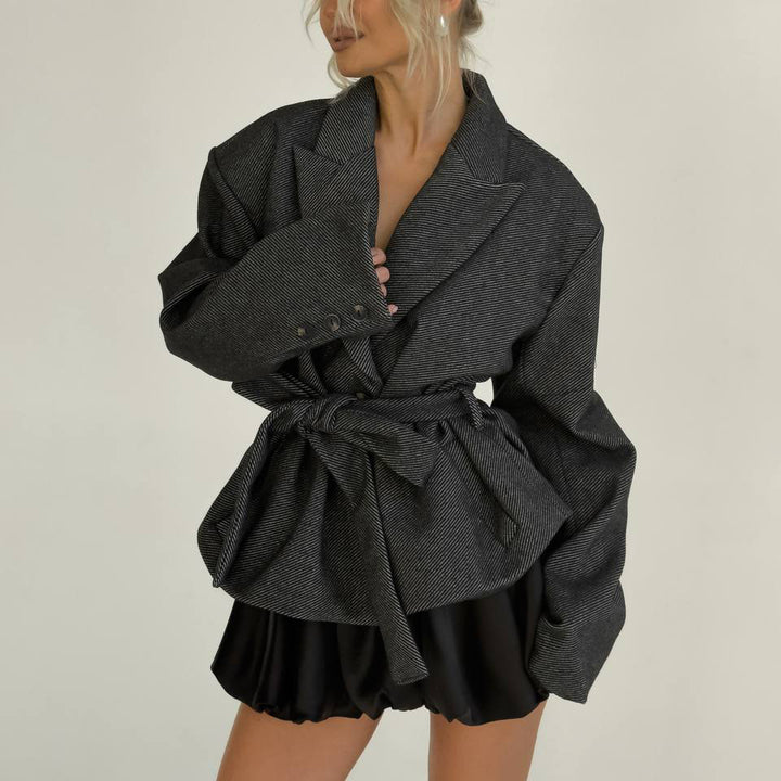 Kvinnor elegant oversized blazer med figursydd passform och knytbälte Mirla-Eva Jonsson