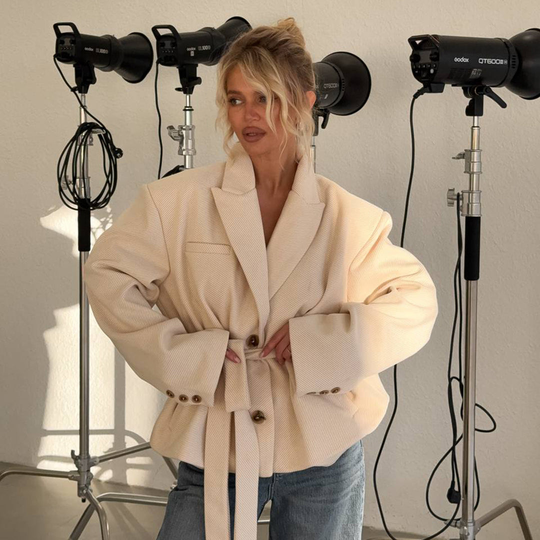 Kvinnor elegant oversized blazer med figursydd passform och knytbälte Mirla-Eva Jonsson