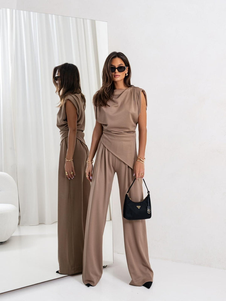 Kvinnor elegant skuren jumpsuit med asymmetrisk design och vida ben Mirla-Eva Jonsson