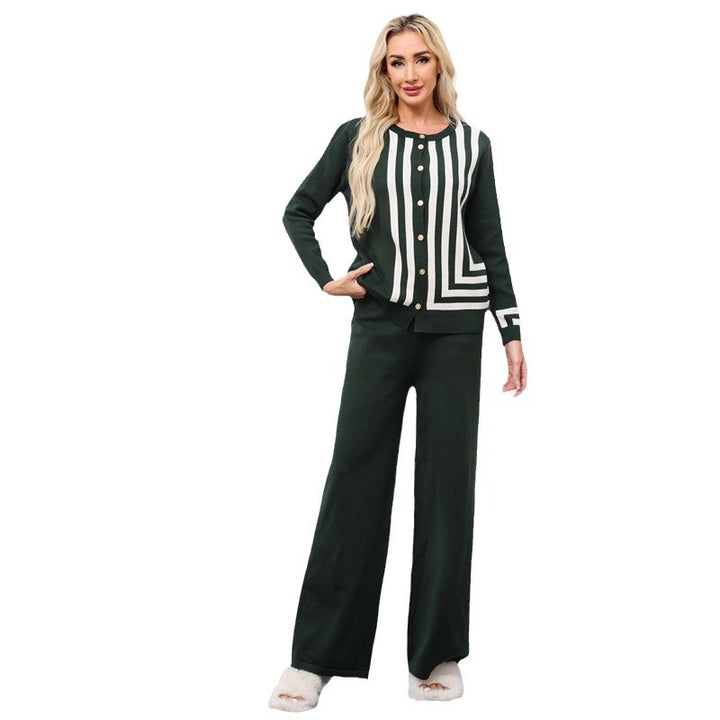 Kvinnor elegant stickad loungewear-set med grafisk mönstring och knapppdetaljering Mirla-Eva Jonsson