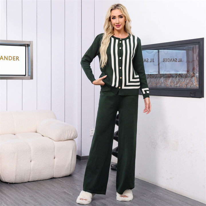 Kvinnor elegant stickad loungewear-set med grafisk mönstring och knapppdetaljering Mirla-Eva Jonsson
