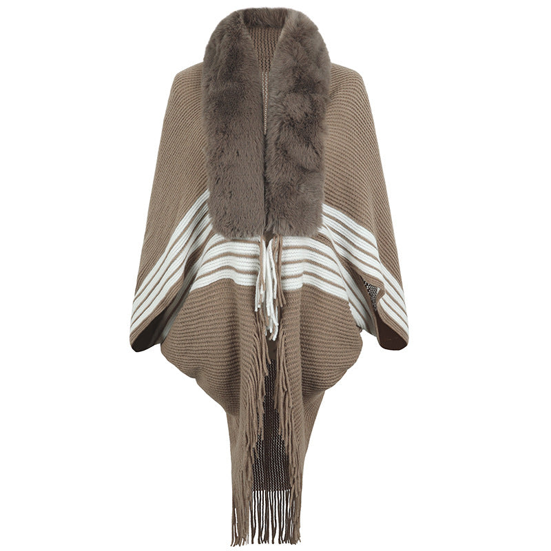 Kvinnor elegant stickad poncho med konstfällbeklädd krage och fransar Eva Jonsson-Eva Jonsson
