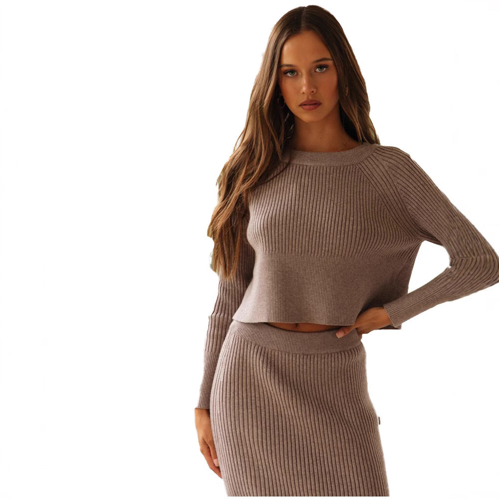 Kvinnor elegant stickad set med kortad tröja och maxikjol Mirla-Eva Jonsson